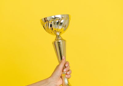 Cómo crear un trofeo personalizado que dure mucho tiempo